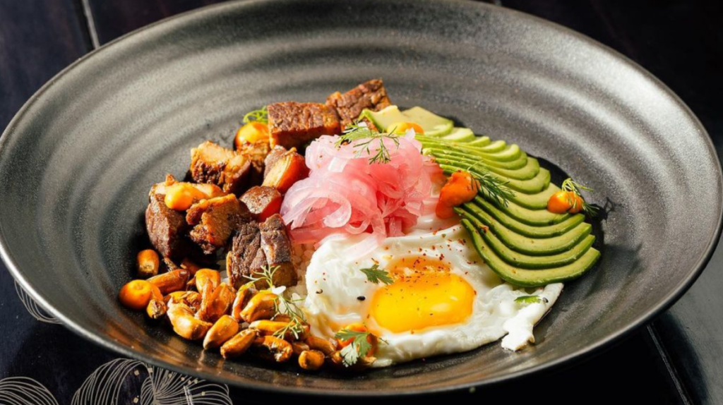 El restaurante Dot House ofrece el plato Cuchi Donburi, con panceta braceada, huevo frito, aguacate, maíz tostado y ají criollo como parte de 'Cuenca a la mesa' hasta la noche de este 28 de junio de 2024.