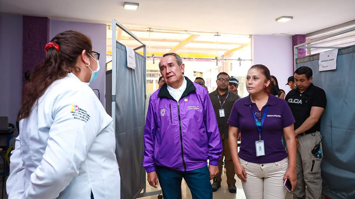 El ministro de Salud, Manuel Naranjo, en su visita a un hospital el 26 de junio de 2024.