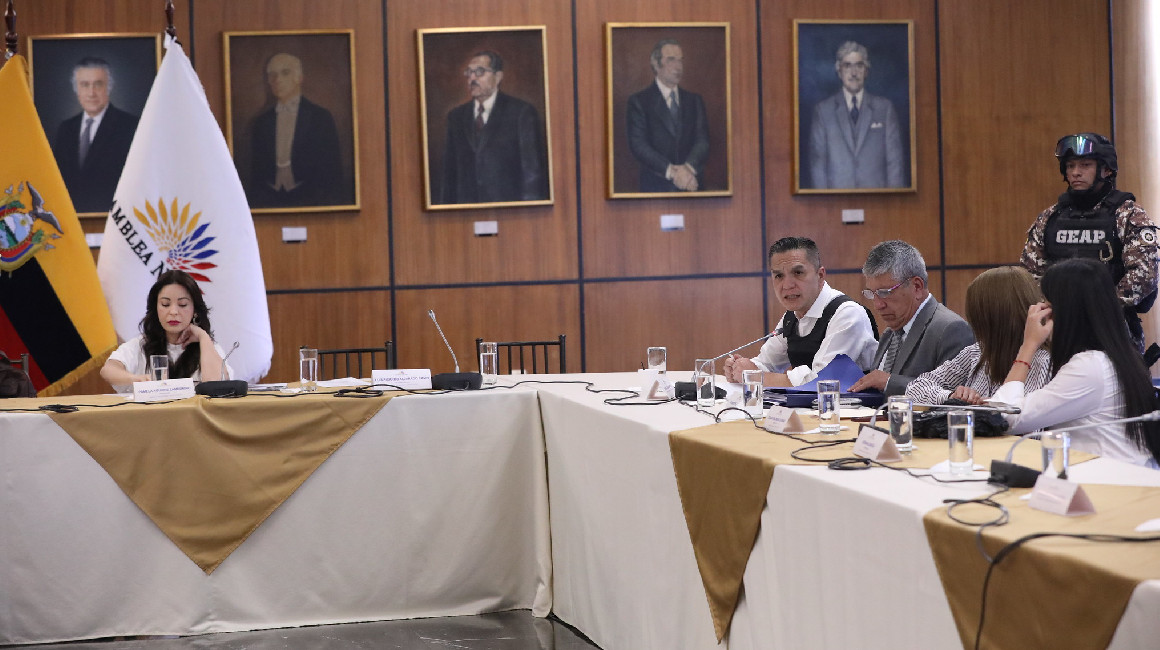 Pamela Aguirre, presidenta de la Comisión de Fiscalización, junto a otros asambleístas, en comparecencia de Wilman Terán, el 17 de junio de 2024.