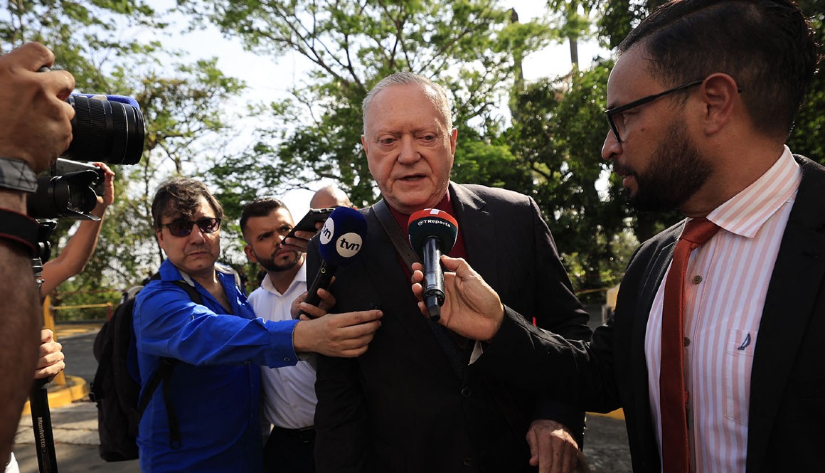 Jürgen Mossack, uno de los principales acusados en el caso Papeles de Panamá, habla con periodistas el 8 de abril de 2024 en Panamá.