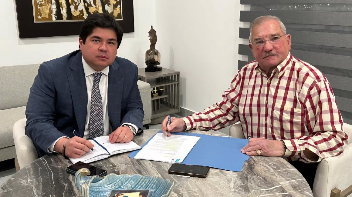 El secretario de la Administración, Arturo Félix, y el presidente de Solca Guayaquil, José Jouvín, reunidos el 28 de junio de 2024.