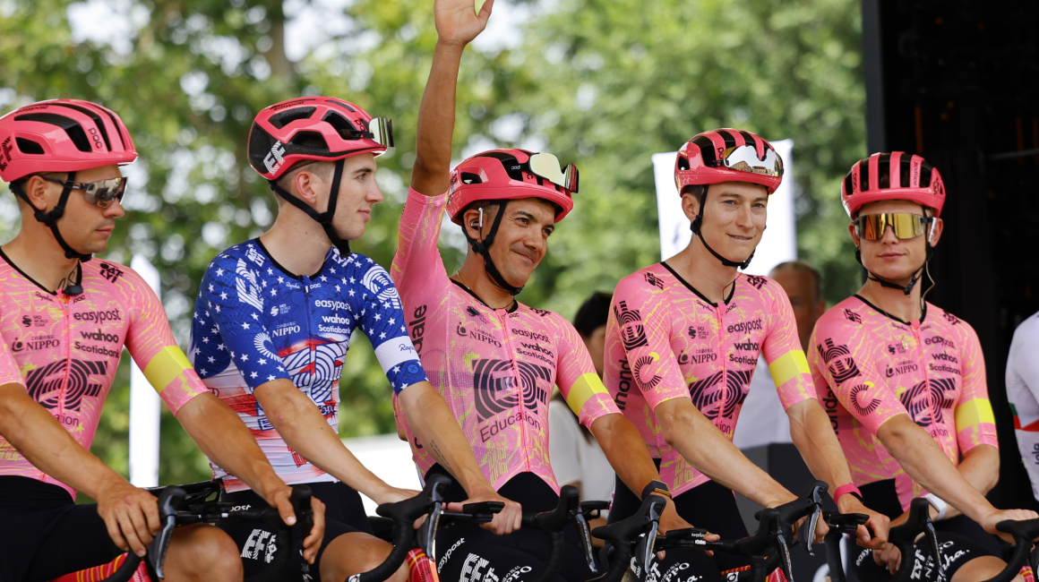 Richard Carapaz y sus compañeros del EF Education - EasyPost, en la presentación de la Etapa 1 del Tour de Francia, el 29 de junio de 2024.