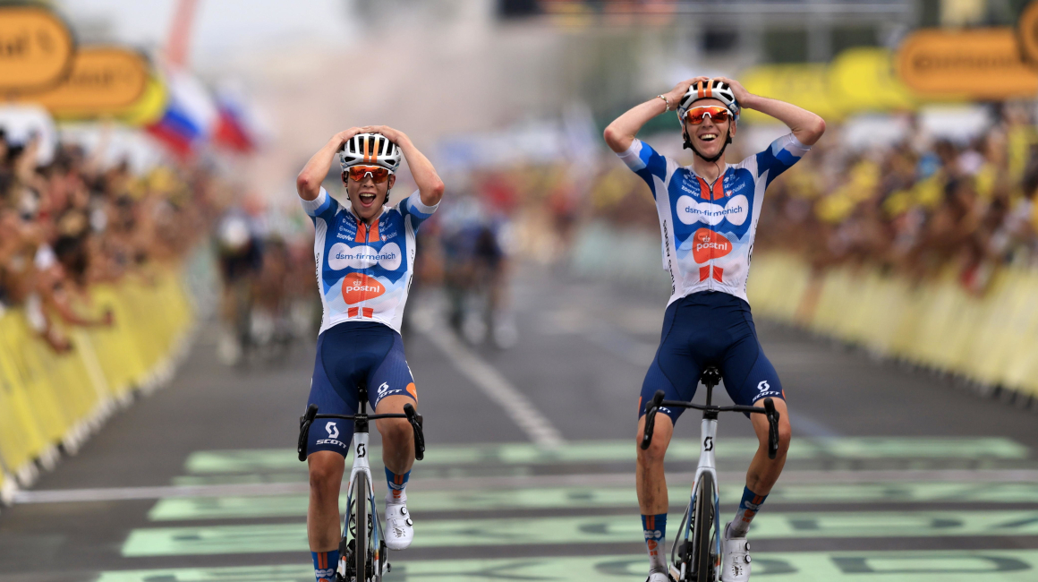 Frank Van den Broek y Romain Bardet festejan su victoria en la Etapa 1 del Tour de Francia, el 29 de junio de 2024.