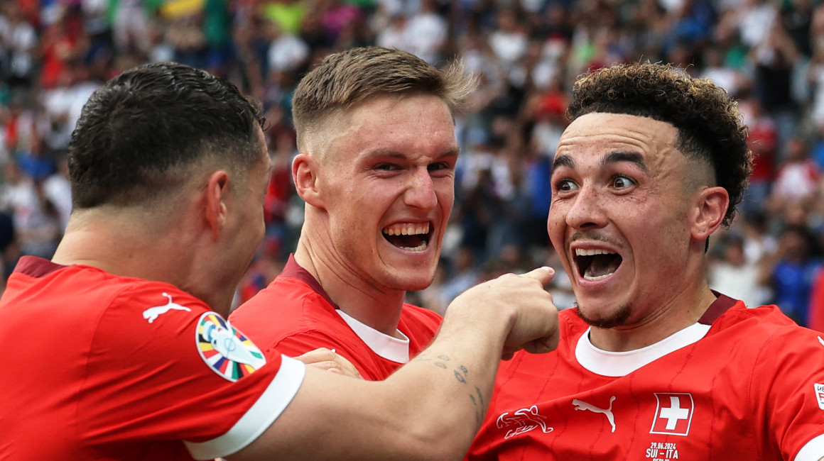 Los futbolistas suizos celebran uno de sus goles ante Italia, este 29 de junio.