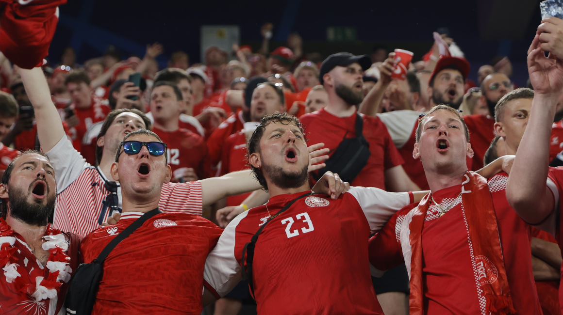 Hinchas daneses durante el partido de octavos de final entre Alemania y Dinamarca, este 29 de junio de 2024.