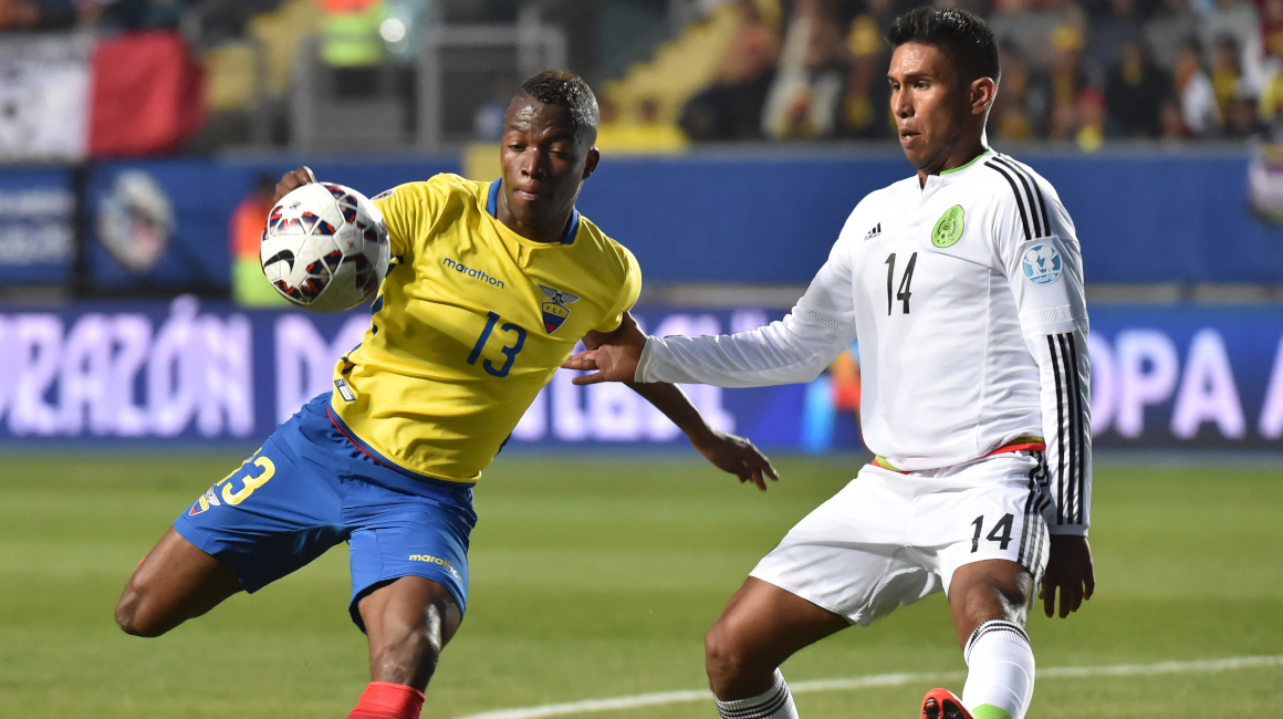 Enner Valencia le convierte un gol a Chile, en Rancagua, en la Copa América, el 19 de junio de 2015.