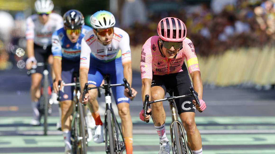 Richard Carapaz cruza la meta en décima posición en la Etapa 2 del Tour de Francia, el 30 de junio de 2024.