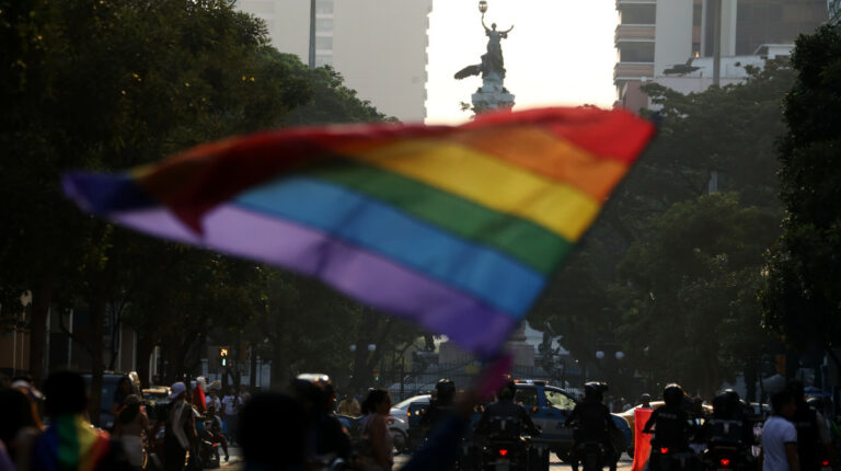 Colectivo LGBTI reacciona ante la presencia de Lavinia Valbonesi en desfile del Orgullo en Guayaquil
