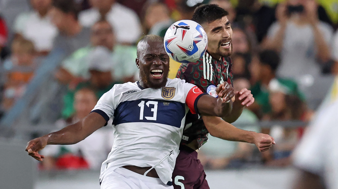 Enner Valencia, de Ecuador, disputa un balón con Johan Vásquez, de México, en la Copa América, el domingo 30 de junio de 2024.