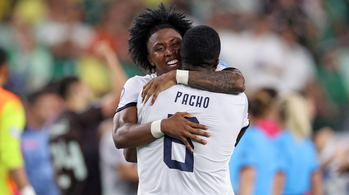 Willian Pacho y Angelo Preciado se abrazan luego del empate ante México y clasificación a los cuartos de final de la Copa América, el domingo 30 de junio de 2024.