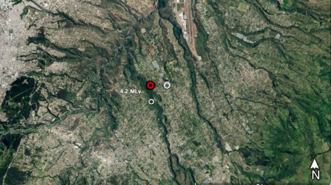 Mapa de localización del sismo de 4,2 (punto rojo) y sus réplicas (puntos blancos), la madrugada del 1 de julio de 2024 en Quito.