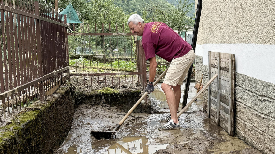 Un residente del Valle de Lanzo, cerca de Turin, en el norte de Italia, trabaja para limpiar una zona perjudicada por las inundaciones, el 30 de junio de 2024.