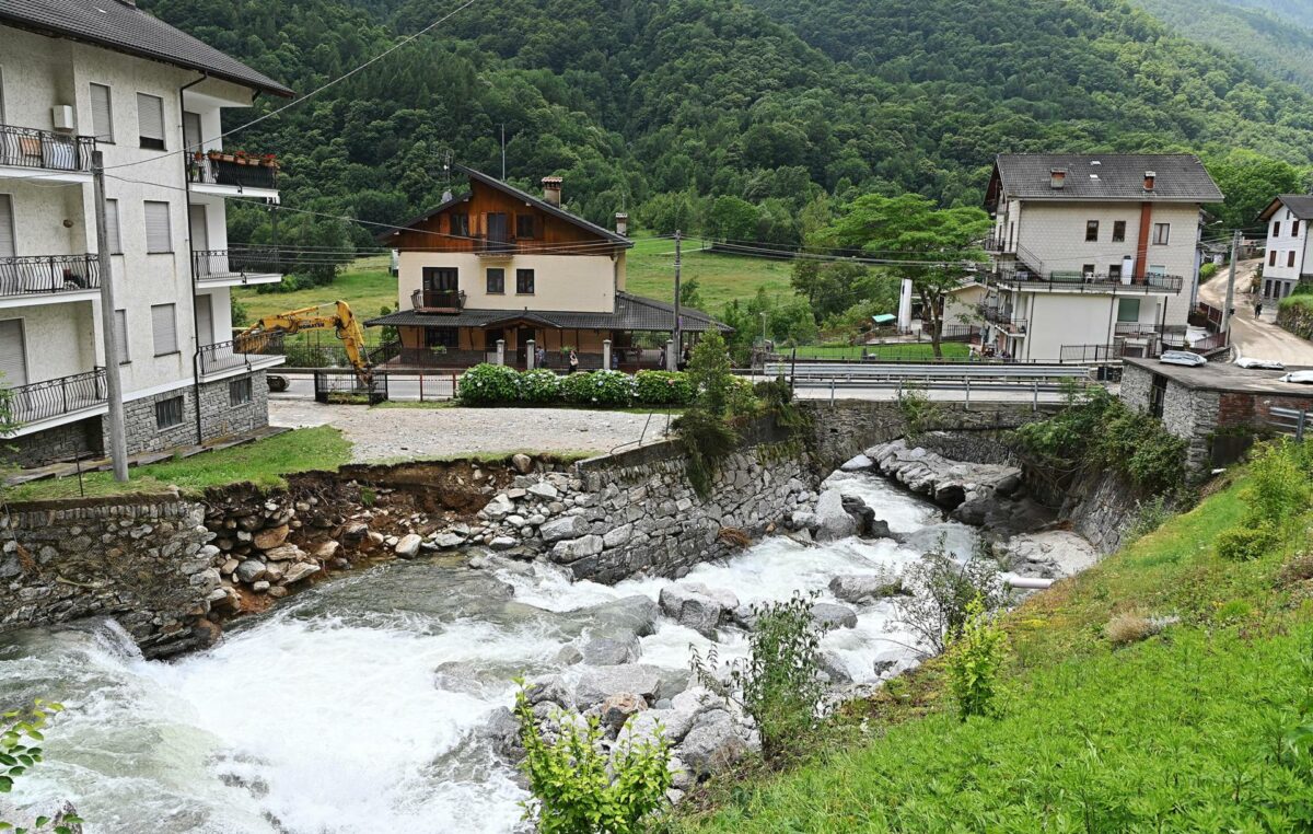 Un área dañada cerca de un puente por las inundaciones en Chialamberto, en el Valle de Lanzo, norte de Italia, el 30 de junio de 2024.