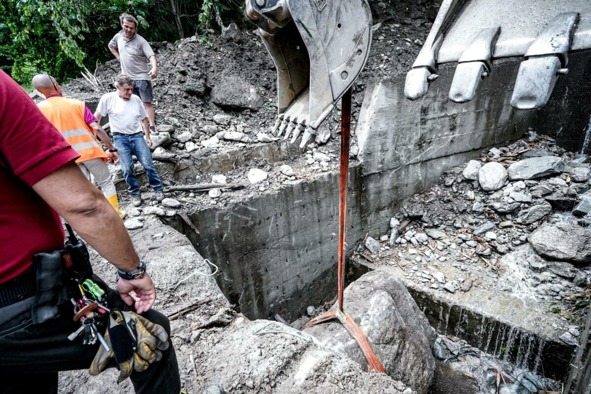 Personal de rescate remueve rocas, el 30 de junio en Noasca, en el norte de Italia, después de las lluvias y deslizamientos.