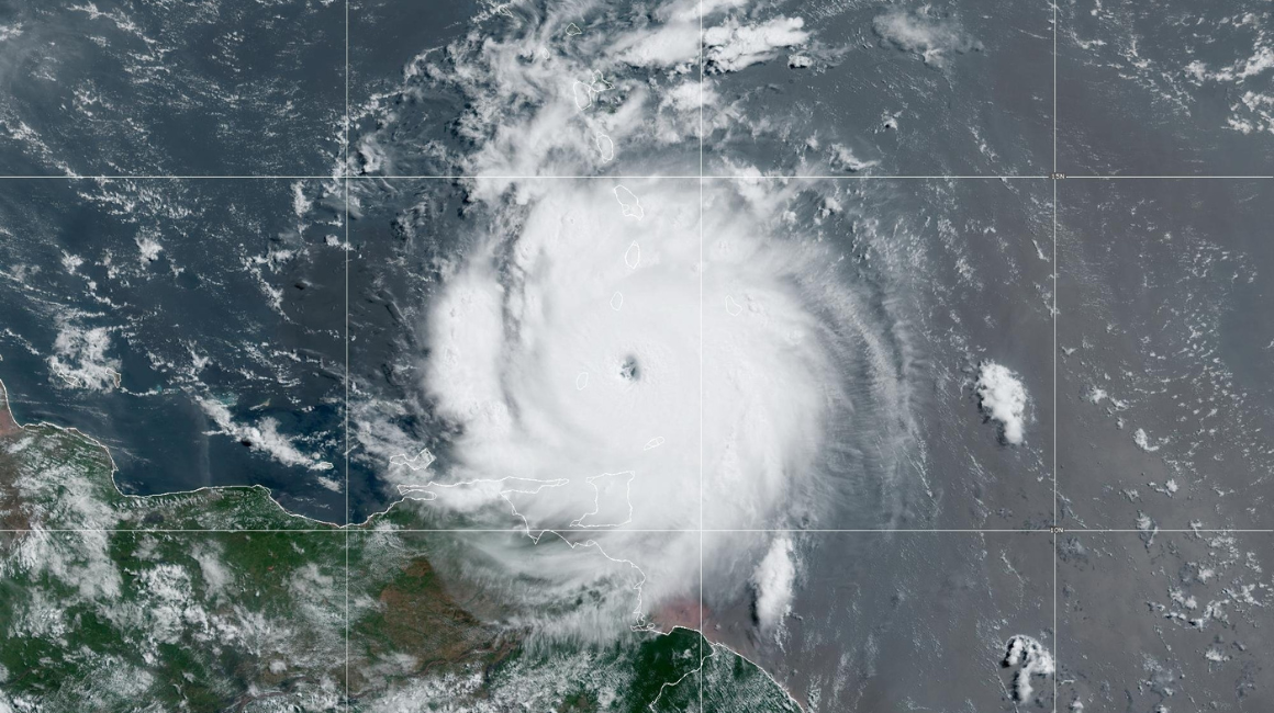 El Huracán Beryl cerca de la costa venezolana, aproximándose a las islas Windward en la mañana de 1 de julio de 2024.
