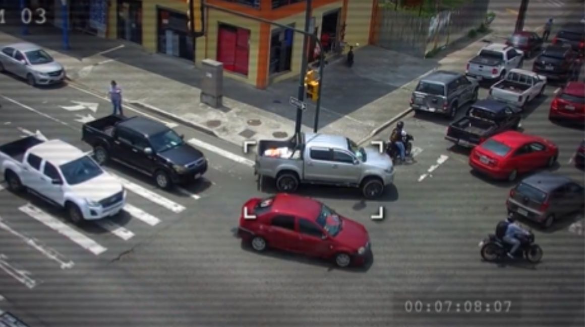 Vehículos circulan por una avenida de Guayaquil. Son captados por una cámara de videovigilancia 360, el 7 de junio de 2024.