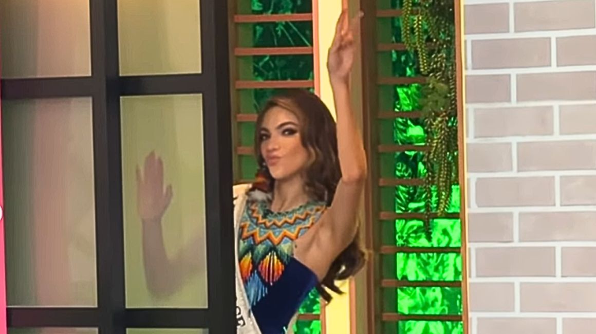 Miss Universo Ecuador Mara Topic en el set del programa Hoy Día, de Telemundo.