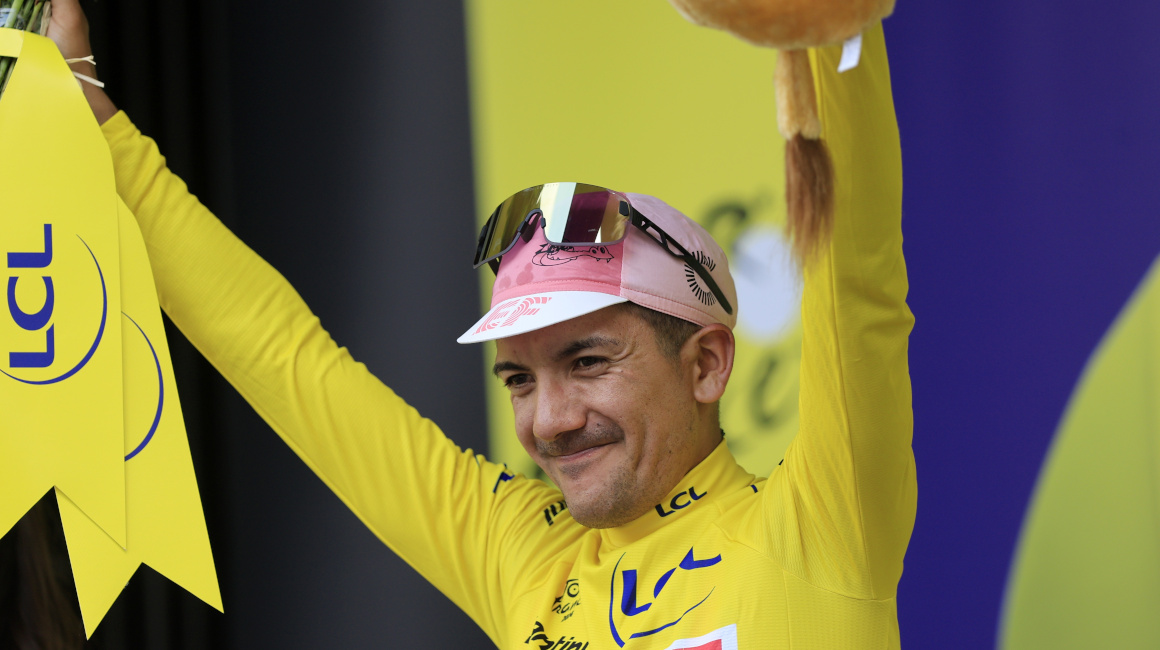 El ciclista ecuatoriano, Richard Carapaz, luce el maillot amarillo tras ser el líder del Tour de Francia, el lunes 1 de julio de 2024.