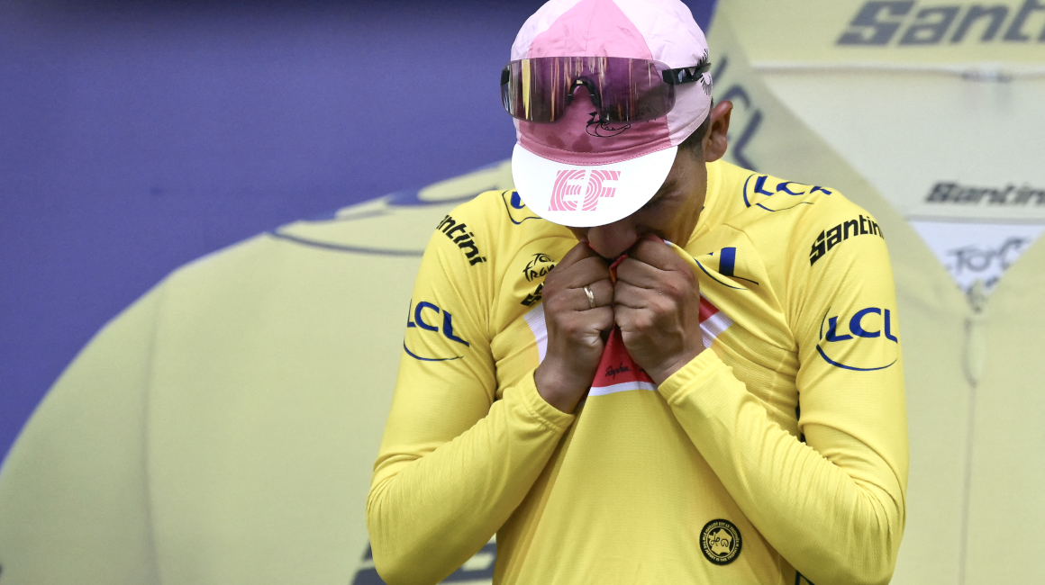 Richard Carapaz besa el maillot amarillo del Tour de Francia, el 1 de julio de 2024.