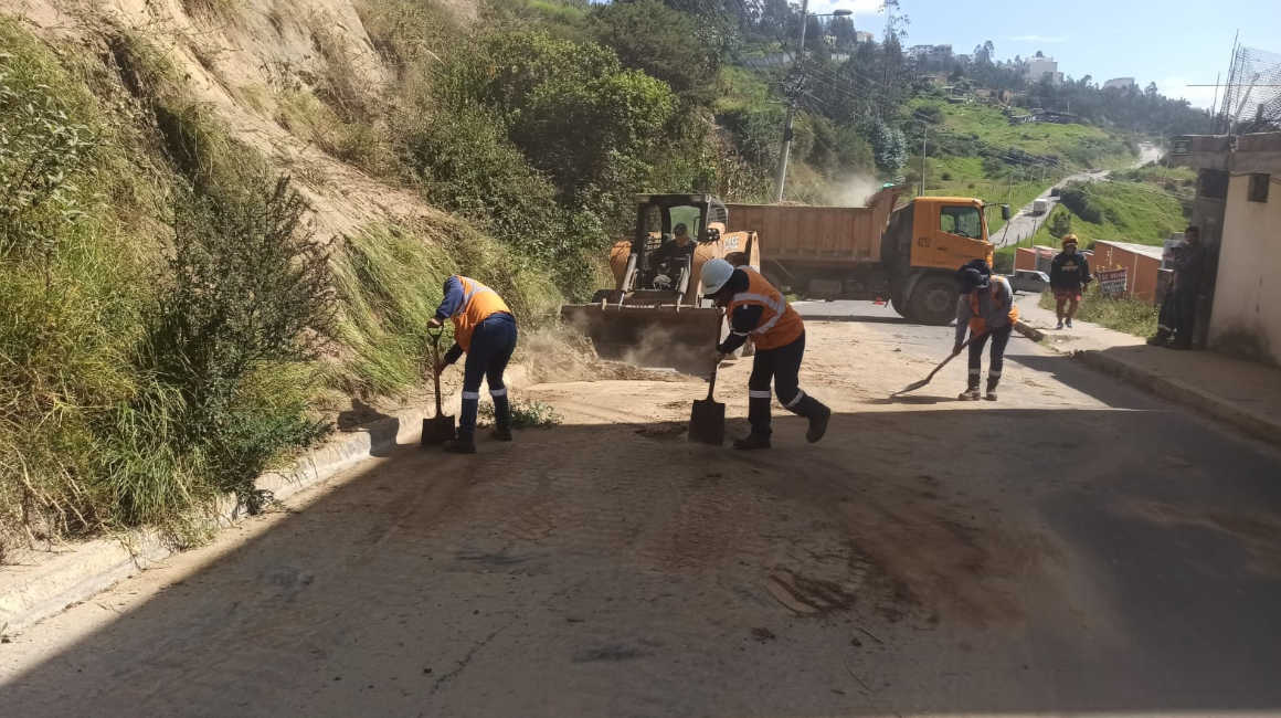 Personal de Epmmop realiza trabajos de limpieza por derrumbes registrados en Quito tras el sismo de 4,2 grados del 1 de julio de 2024.