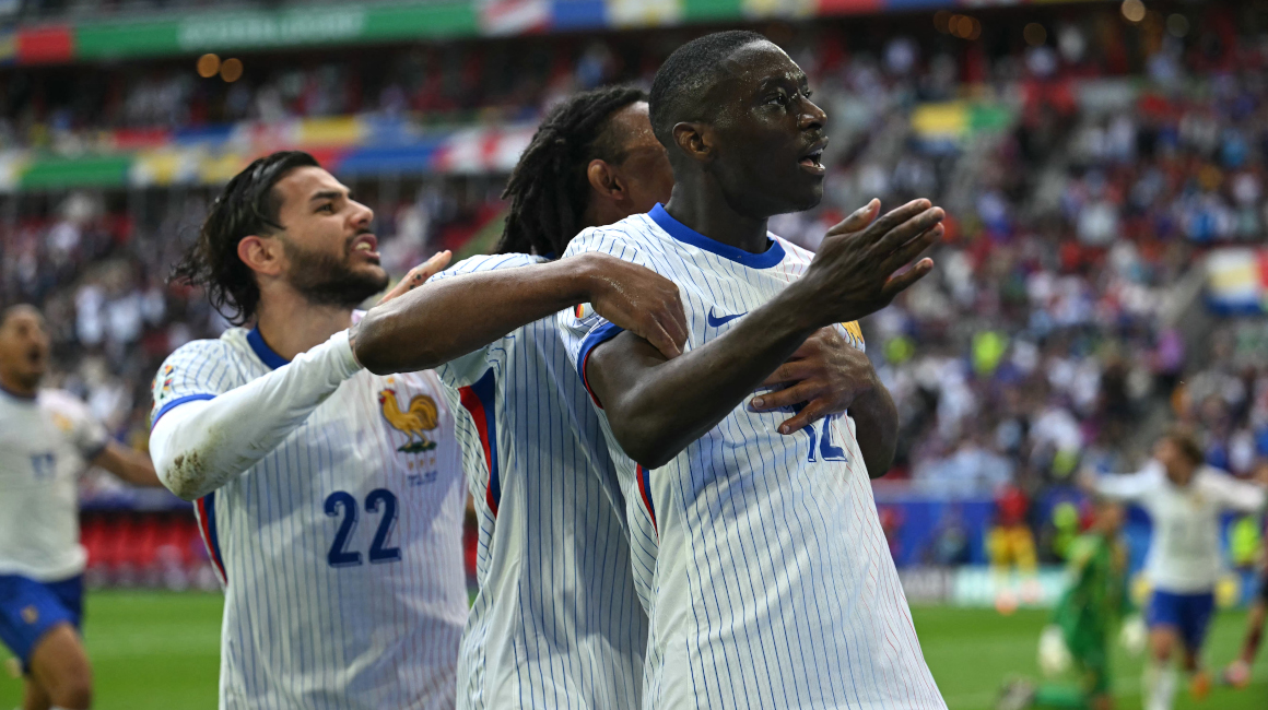 Los jugadores de la selección de Francia festejan el pase a cuartos de final de la Eurocopa, tras vencer a Bélgica, el 1 de julio de 2024.
