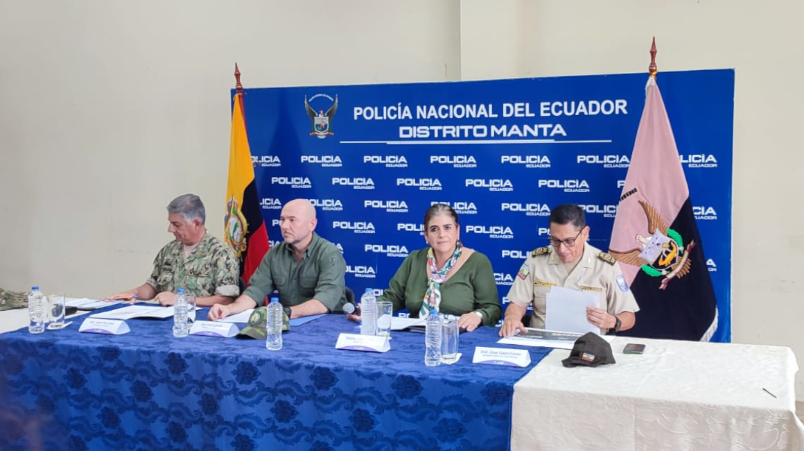 Los ministros del Interior, Mónica Palencia; y de Defensa, Gian Carlo Loffredo; en una rueda de prensa en Manta, el 1 de julio de 2024.