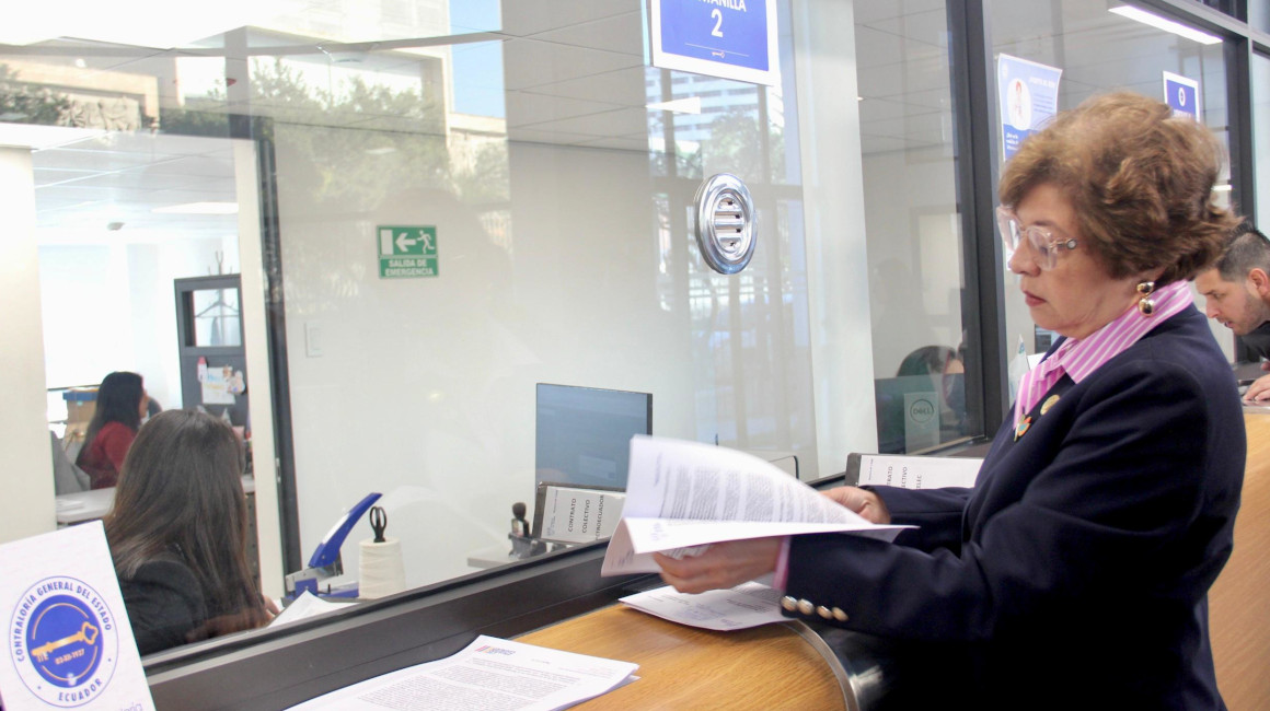 Ministra de Trabajo, Ivonne Núñez, en la entrega de una petición de revisión a los contratos colectivos de las empresas públicas a Contraloría, el 1 de julio de 2024.