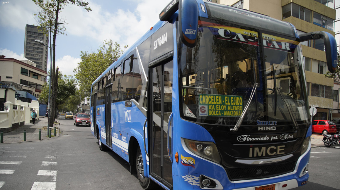 Un bus de transporte público circula por las calles de Quito en mayo de 2024.