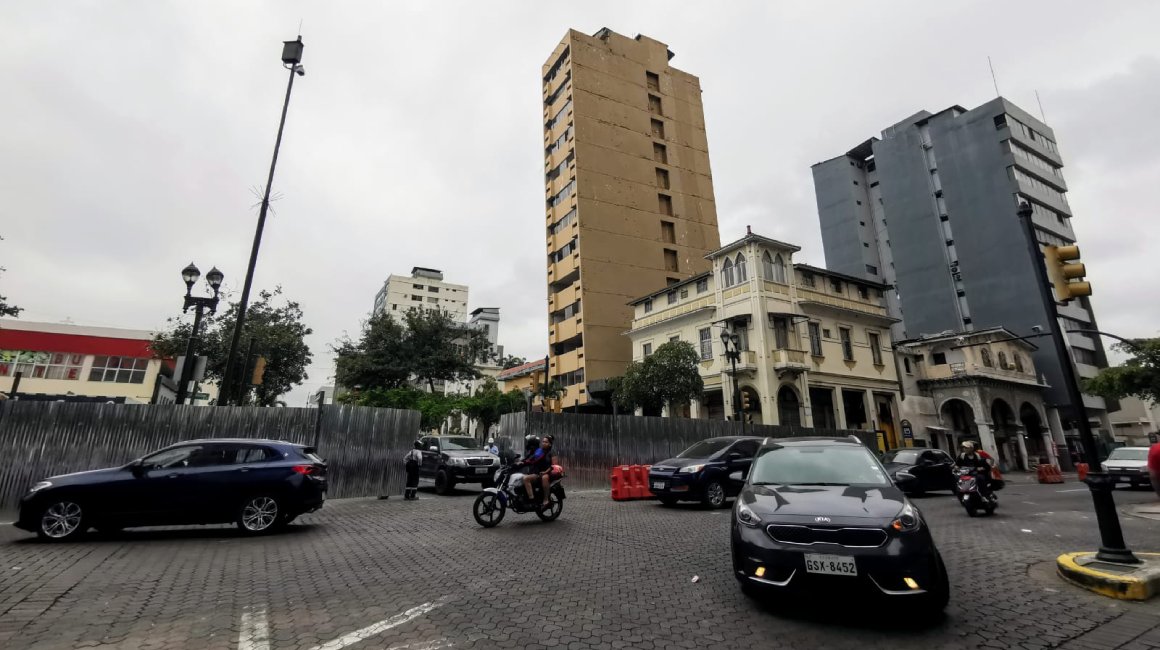 La avenida 9 de Octubre y Esmeraldas fue cerrada al tránsito vehicular y cercada con láminas de zinc ante trabajos de apuntalamiento del edificio Fantasía, en el centro de Guayaquil. 