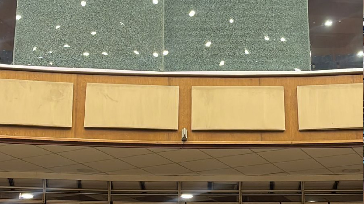 El sismo provocó que se rompieran vidrios en la sala de sesiones de la Asamblea el 1 de julio de 2024.