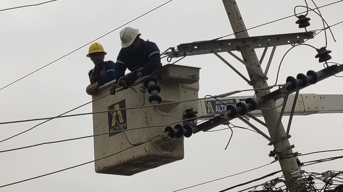 Personal de la CNEL realiza trabajos en un poste de luz, en Santa Elena, este 1 de julio de 2024.
