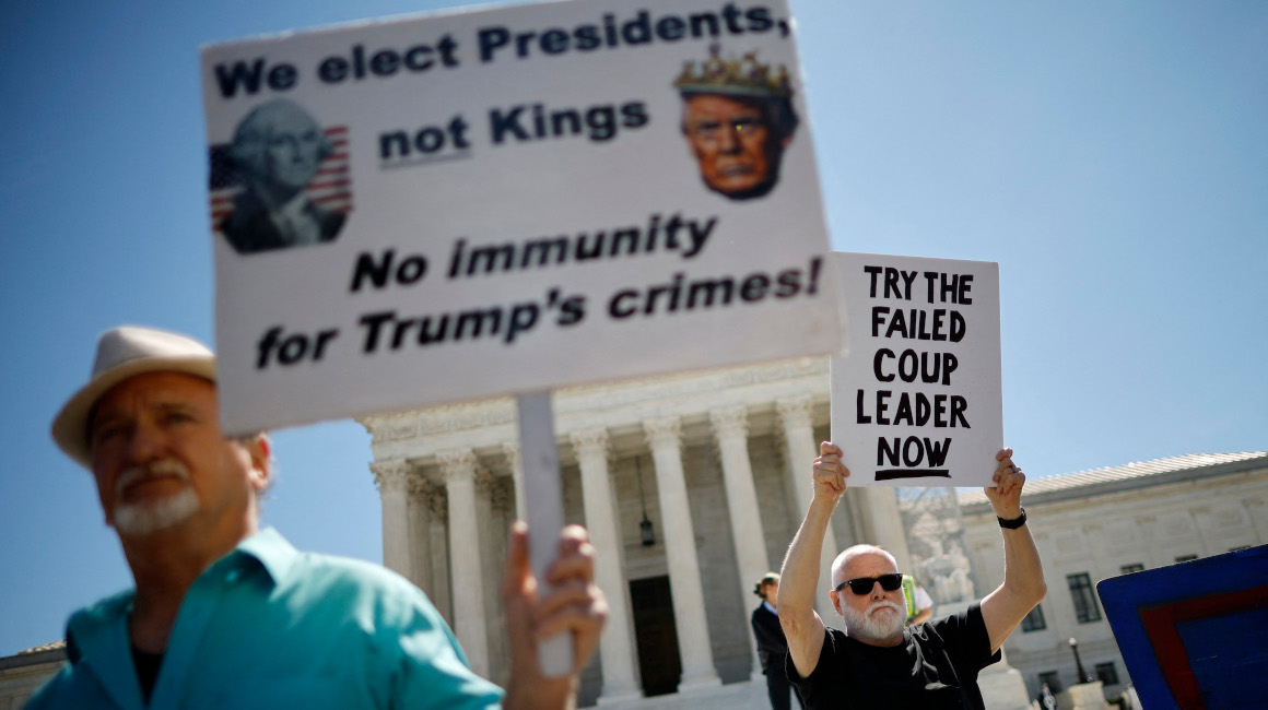 Manifestantes frente a la Corte Suprema de Estados Unidos, 1 de julio de 2024.