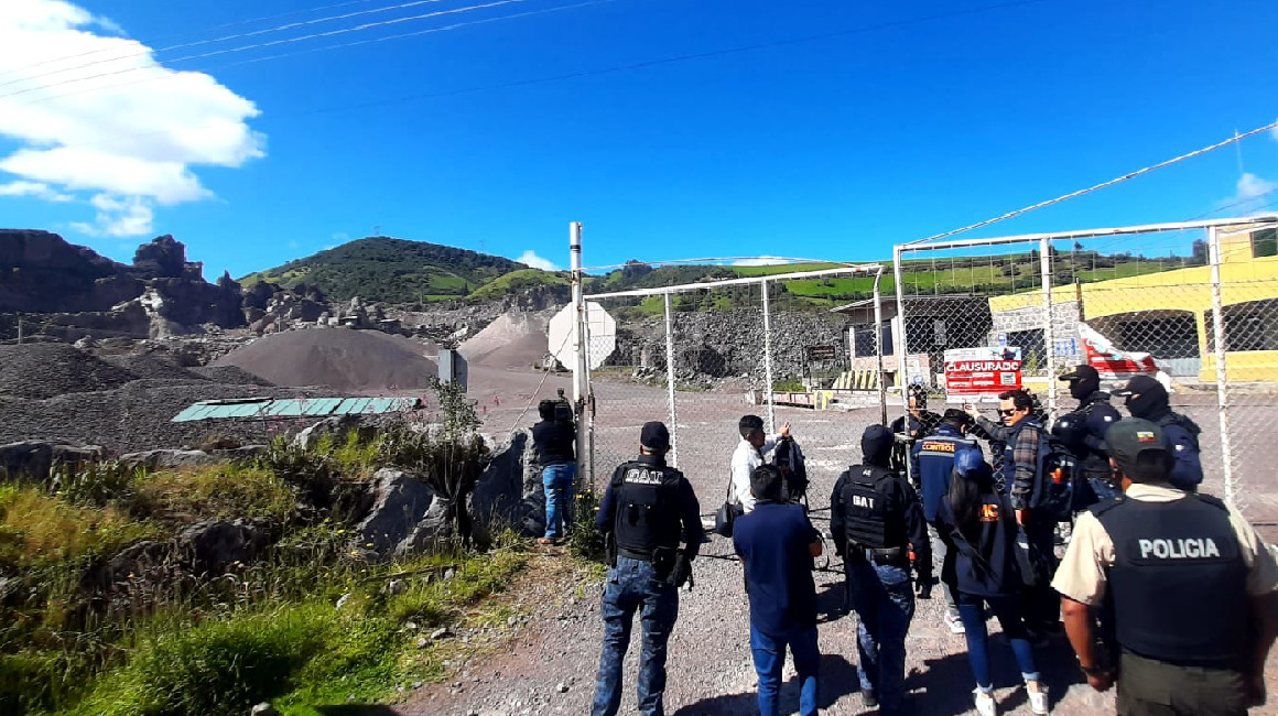 Funcionarios del Municipio de Quito durante clausura de minas irregulares el 1 de julio de 2024.