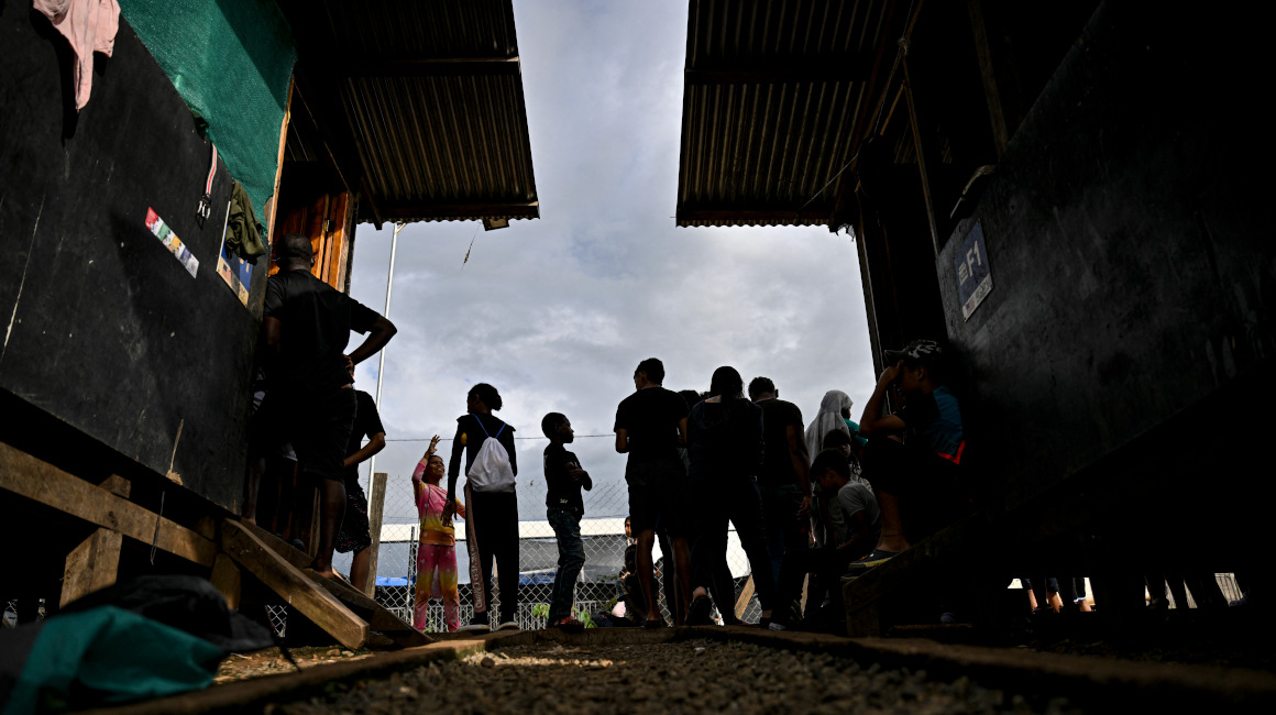 Migrantes hacen fila para recibir alimentos en la selvática provincia de Darién, Panamá, 27 de junio de 2024.