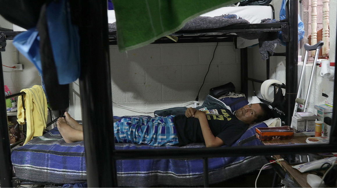Un migrante acostado en una cama espera para resolver su situación migratoria en el albergue “Vida”, el viernes 28 de junio, en Ciudad Juárez (México).
