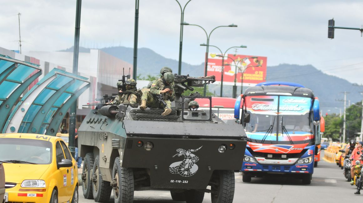 Militares realizan operativos de control en las calles de Portoviejo, el 11 de enero de 2024.