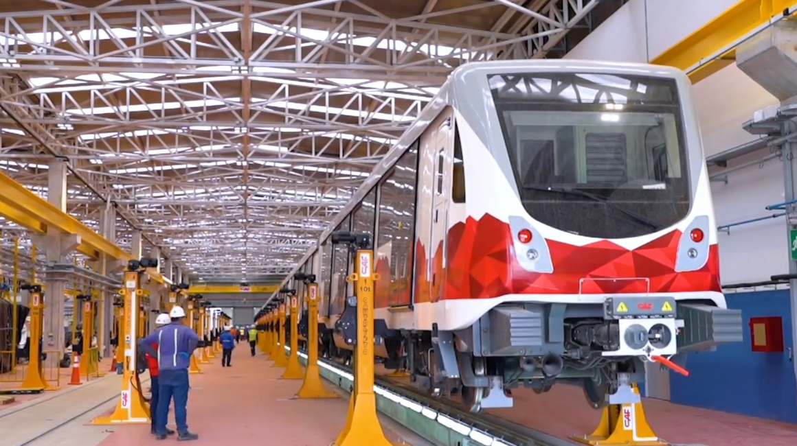 Un tren del Metro de Quito recibe mantenimiento, el 1 de julio de 2024.