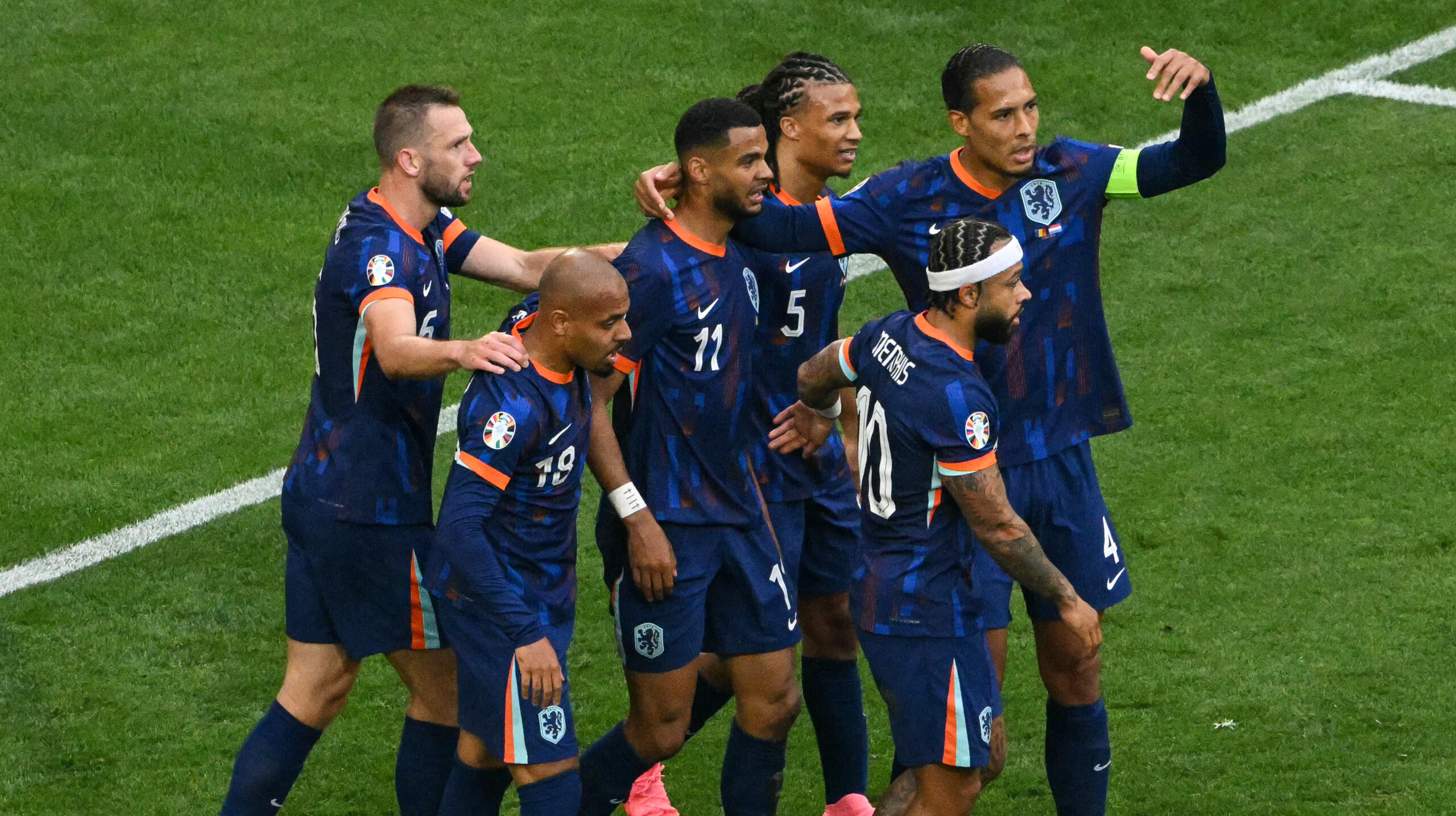 Los jugadores de Países Bajos festejan uno de los goles anotados ante Rumania por la Eurocopa, el 2 de julio de 2024.