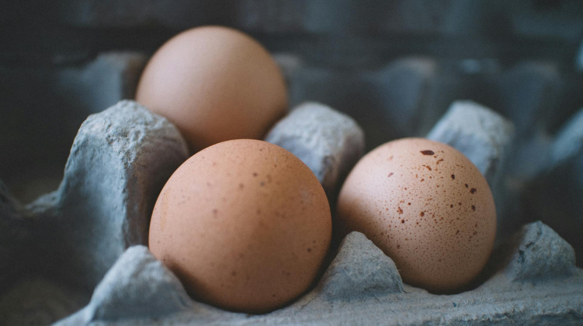 Fotografía referencial de unos huevos en una cubeta.