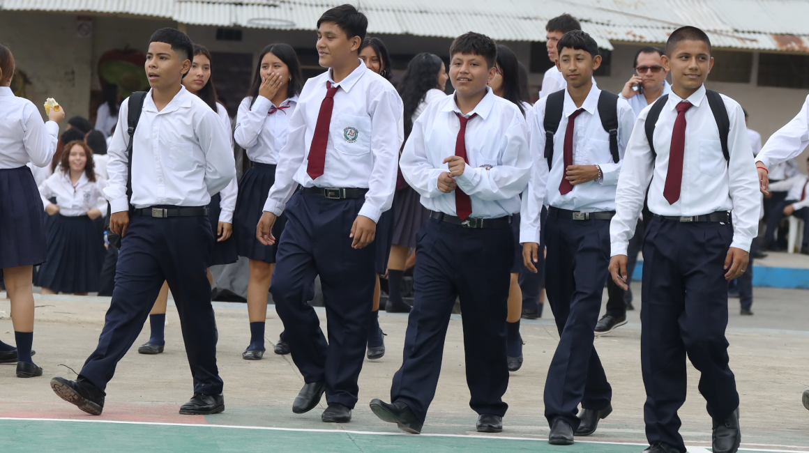 Estudiantes de la Unidad Educativa Vergeles al norte de Guayaquil, en el inicio de las jornadas de clases del periodo lectivo 2024-2025.