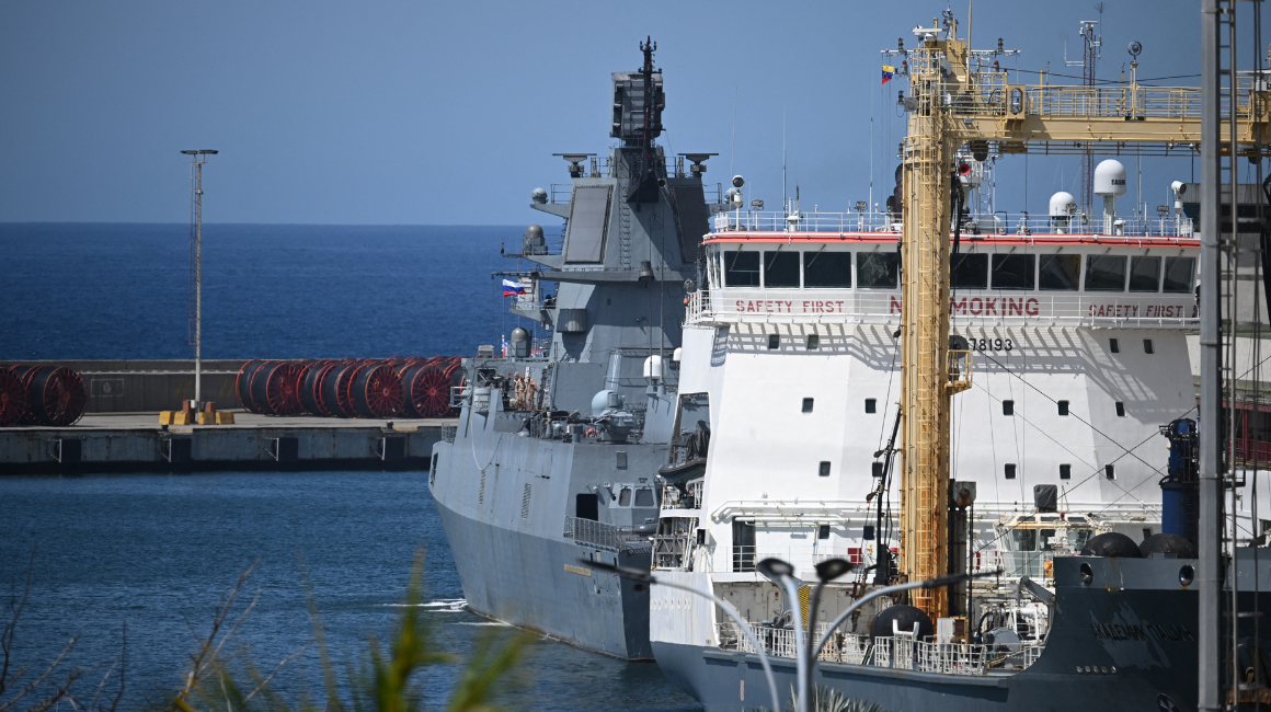 La fragata Almirante Gorshkov (detrás a la izquierda) y el petrolero Akademik Pashin en el puerto de La Guaira, Venezuela, el 2 de julio de 2024.