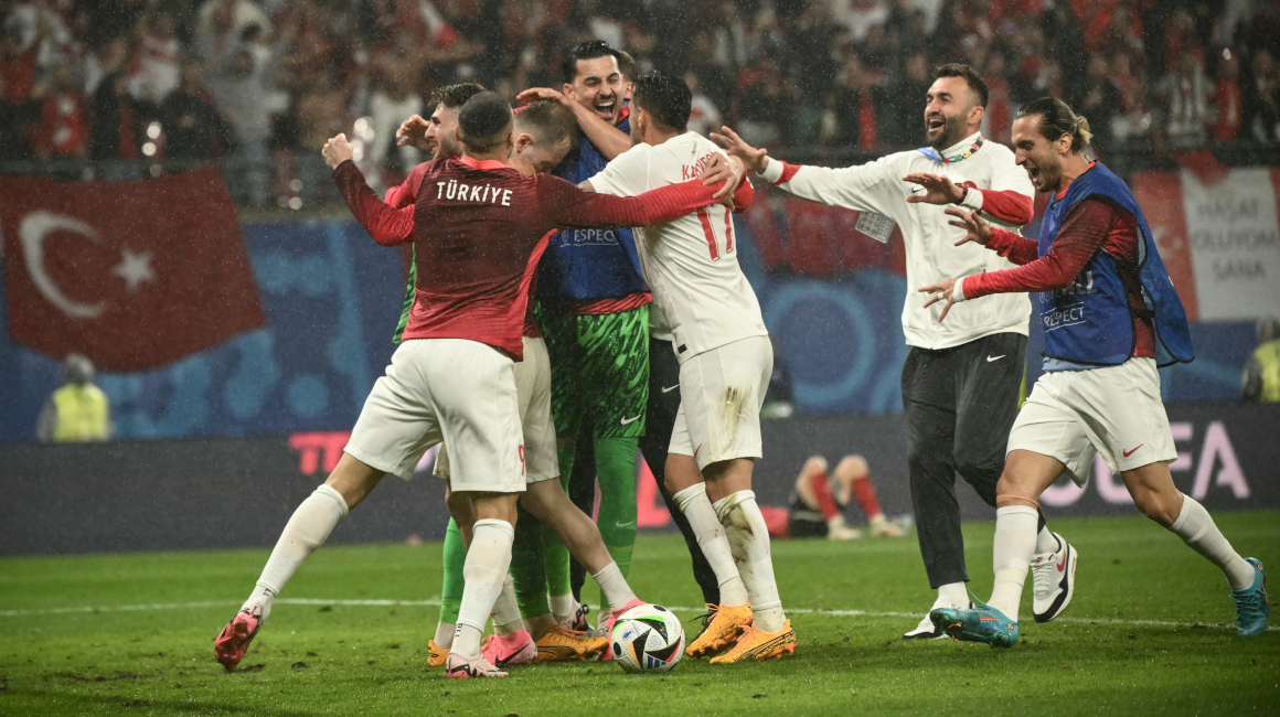 Turquía celebra su clasificación a cuartos de final de Eurocopa luego de vencer a Austria este 2 de julio de 2024.