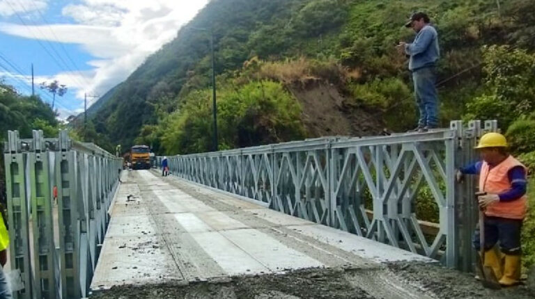 Habilitan paso por vía Baños-Puyo tras instalación de puente