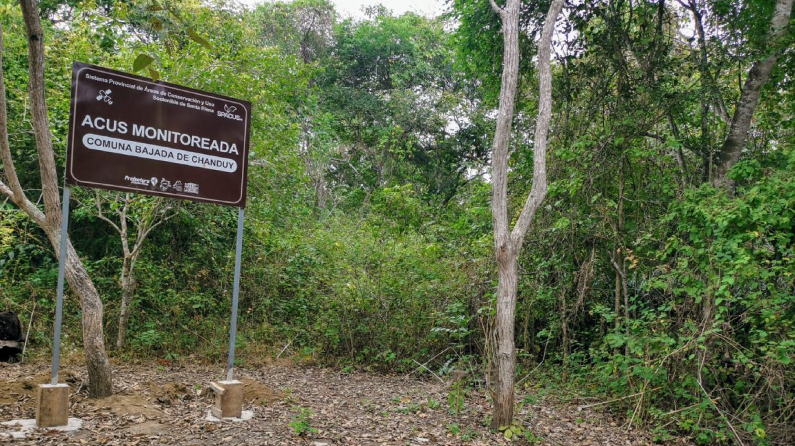 Un letrero del Área de Conservación y Uso Sustentable (ACUS), un sistema provincial, en el sitio donde se inició la construcción de la cárcel de Santa Elena.