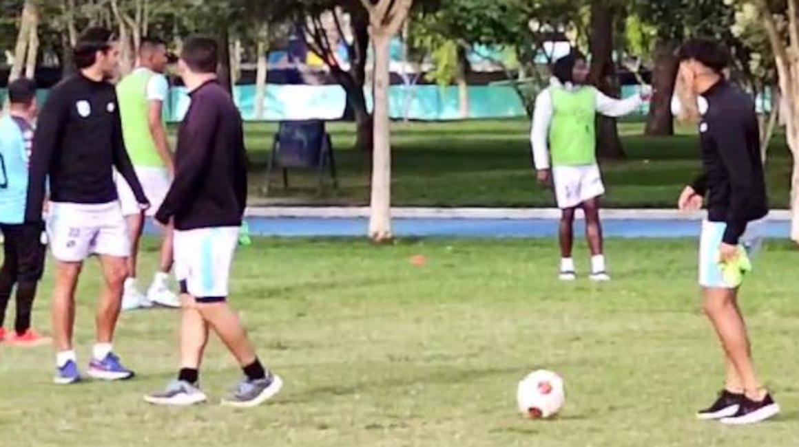 Los jugadores de Cumbayá FC, en un entrenamiento en el Parque La Carolina, el 2 de julio de 2024.