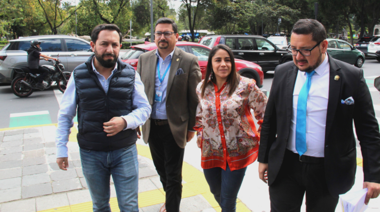 Asambleístas de Azuay solicitan a Fiscalía que impida que Rosa Argudo, del IESS, salga del país