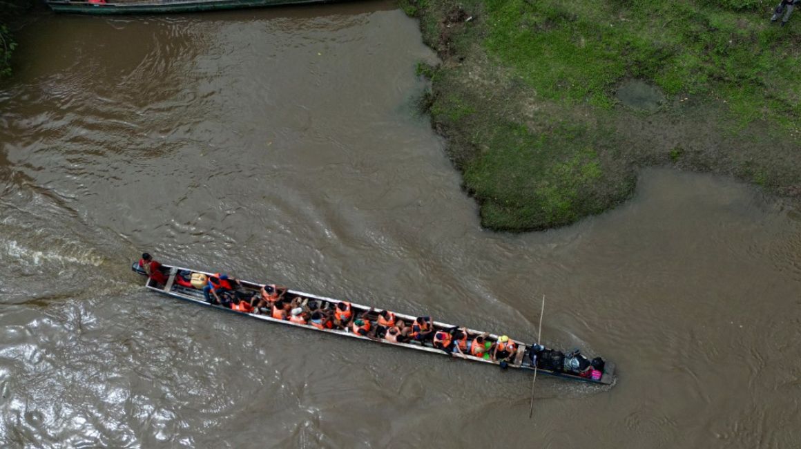 Una lancha con migrantes en medio de la selva del Darién, frontera de Panamá y Colombia, el 28 de junio de 2024.