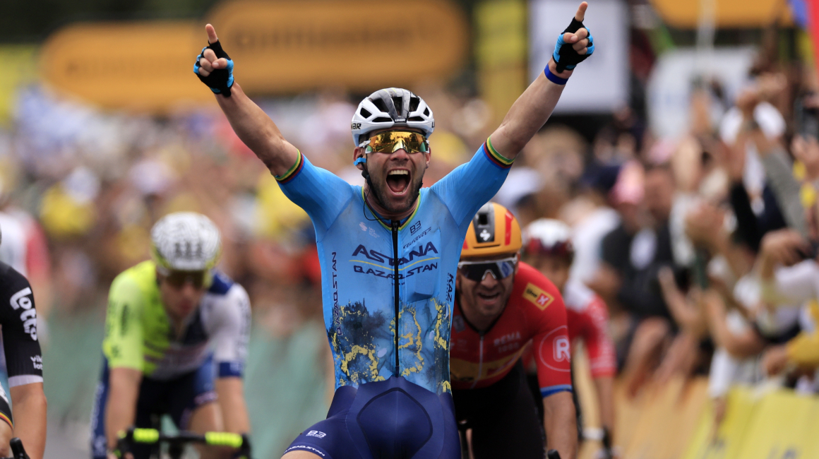 Mark Cavendish festeja su victoria en la quinta etapa del Tour de Francia, el 3 de julio de 2024.