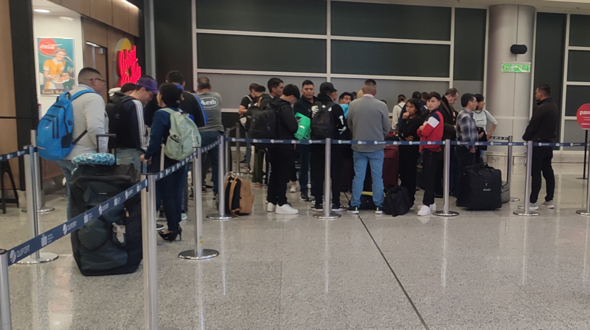 Personas que viajan hacia El Salvador hacen fila para el registro en el Aeropuerto Mariscal Sucre de Quito, el 22 de mayo de 2024. El Salvador es una de las vías que utilizan los migrantes para llegar a Estados Unidos.