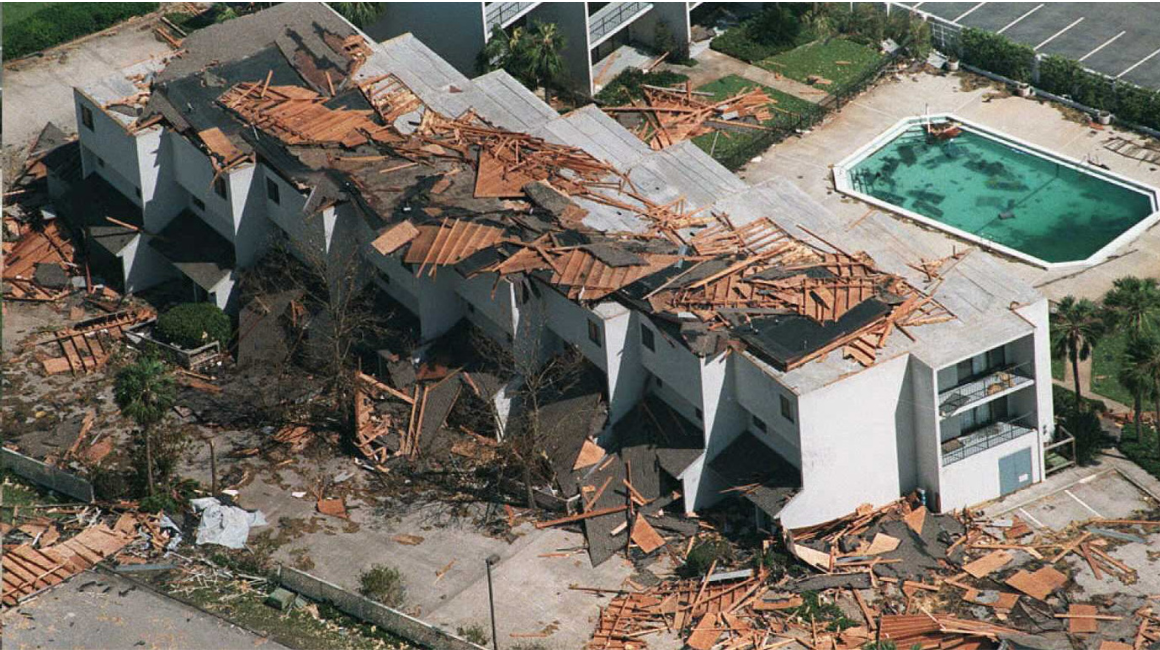Un hotel fuertemente dañado en la costa de la Ciudad de Panamá el 5 de octubre de 1995 después del paso del huracán Opal, de categoría 4.